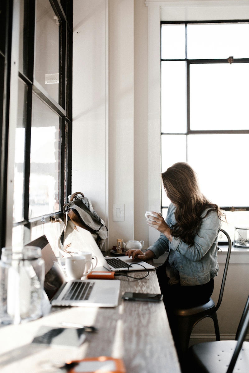 woman with coffee cup at computer